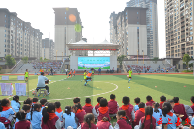 全國文明校園嘉魚縣實驗小學 墻磚生長文明年輪，書頁搖曳童真季風